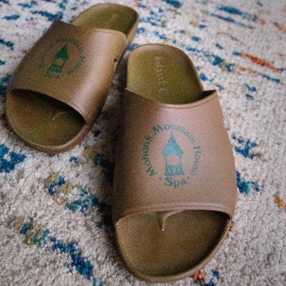 Feelgoodz Shoes - Mohonk Mountain House Brown Spa Slide Sandals